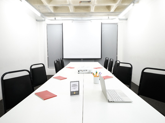 Sala de reunião com televisão