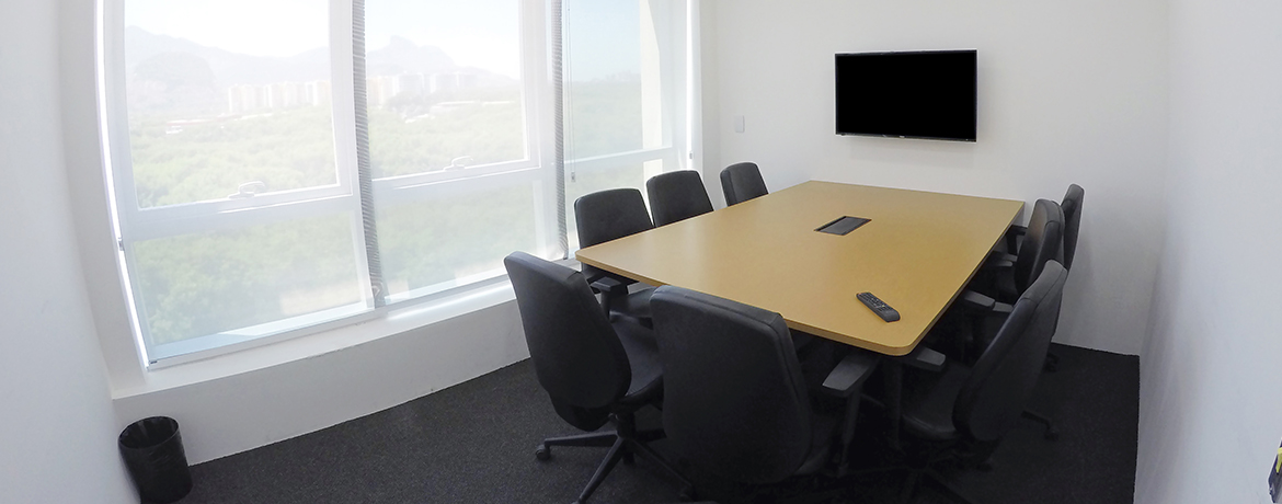 Sala de reunião com televisão